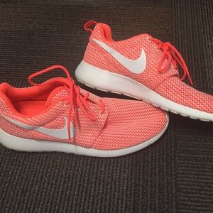 Like New (Rare Color) Nike Roshes!!